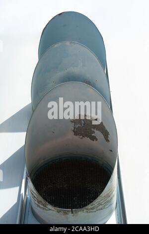 Tre tubi metallici di un'aerazione industriale sul lato del putside di una fabbrica Foto Stock