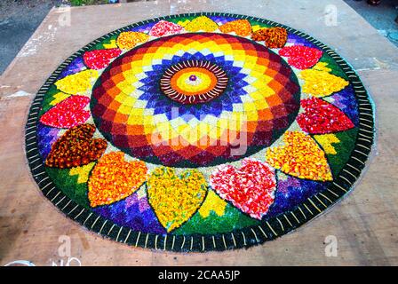 Decorazioni floreali - pookalam, pookklam durante il festival Onam in kerala, india, india meridionale, onam, onam celebrazioni, festival, onam festival Foto Stock