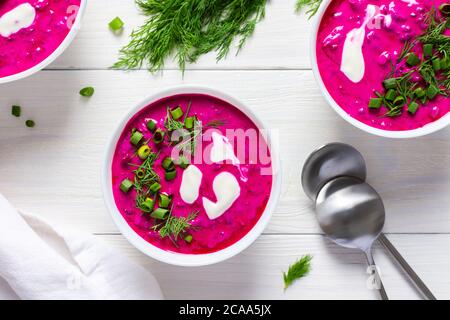 Zuppa estiva fredda di barbabietole fresche giovani e cetrioli con kefir e panna acida Foto Stock