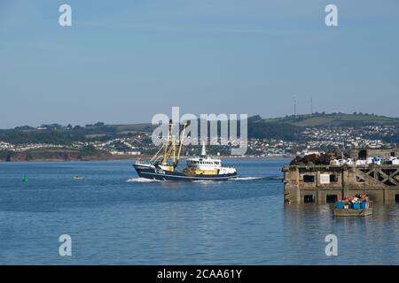 Brixham Trawler E198 MARGARET DI LADRAM di ritorno alla navigazione portuale trawler di ritorno al porto di Brixham, mare calmo e azzurro Formato Sky Landscape Foto Stock