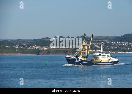 Brixham Trawler E198 MARGARET DI LADRAM di ritorno alla navigazione portuale trawler di ritorno al porto di Brixham, mare calmo e azzurro Formato Sky Landscape Foto Stock