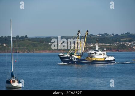 Brixham Trawler E198 MARGARET DI LADRAM di ritorno alla navigazione portuale trawler di ritorno al porto di Brixham, mare calmo e azzurro Formato Sky Landscape Foto Stock