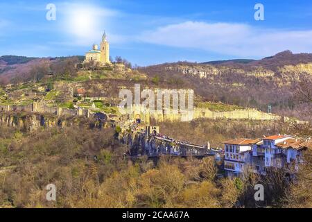 Tsarevets Hill e la Chiesa Patriarcale di Veliko Tarnovo, Bulgaria Foto Stock