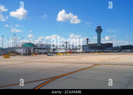 CHICAGO, il -26 LUG 2020- aeroplani da American Airlines (AA) all'aeroporto internazionale o'Hare di Chicago (ORD), un importante hub per American e United Air Foto Stock