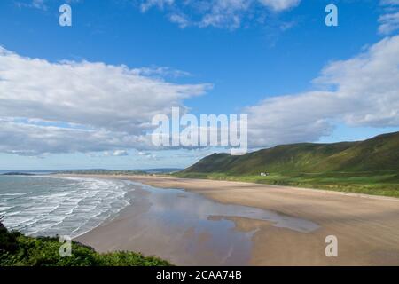 Vista alta Rhossilli Beach sabbia e acqua di mare riflessione del cielo In sabbia bagnata Casa bianca sotto Rhossili giù Solitude blu Formato orizzontale cielo e nuvola Foto Stock