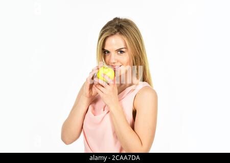 pronto a mordere. ragazza sorridente con mela isolata su bianco. idea di dieta. frutta proibita. donna felice tiene la mela. cibo sano. pieno di vitamina. cibo biologico e naturale. buono per la salute dei denti. Foto Stock