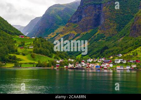 Il comune di Aurland è un piccolo villaggio della contea di Vestland, in Norvegia. La famosa meta turistica di Undredal si trova lungo Aurlandsfjorden Foto Stock