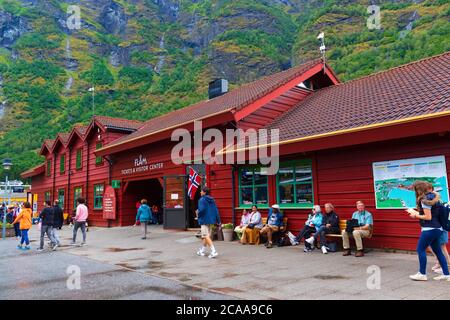 Centro visitatori Flåm con negozio generale, museo e noleggio auto, linea ferroviaria tra Myrdal e Flåm nel comune di Aurland, contea di Vestland, Norvegia Foto Stock