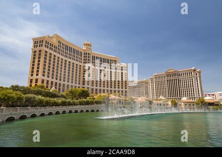 Las Vegas, 2 AGOSTO 2020 - Vista soleggiata della fontana e danza d'acqua del Bellagio Hotel and Casino Foto Stock