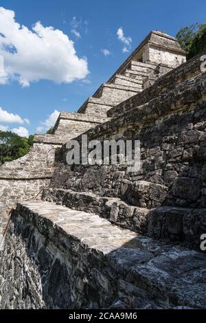 Il Tempio delle iscrizioni dietro il Tempio della Regina Rossa terrazze nelle rovine della città maya di Palenque, Palenque Parco Nazionale, Chiapa Foto Stock