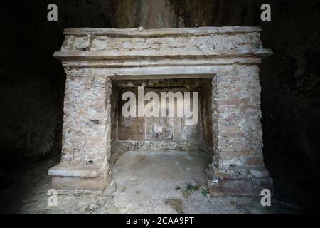 Il pannello in pietra intagliato nel Tempio della Croce Foliata che mostra K’inich Kan B’ahlam nelle rovine della città maya di Palenque, Palenque National Foto Stock