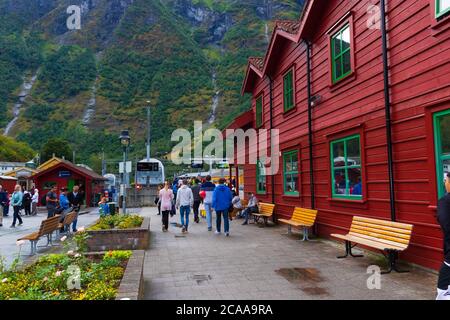 Flam Train station.Flåm Line è una linea ferroviaria lunga 20.2 km tra Myrdal e Flåm nel comune di Aurland, nella contea di Vestland, in Norvegia. Foto Stock