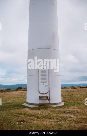 Manutenzione entrata di una turbina eolica su un campo aperto in Galizia, Spagna Foto Stock