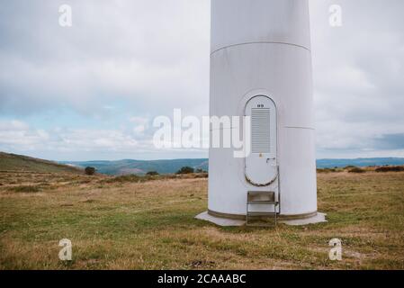 Manutenzione entrata di una turbina eolica su un campo aperto in Galizia, Spagna Foto Stock