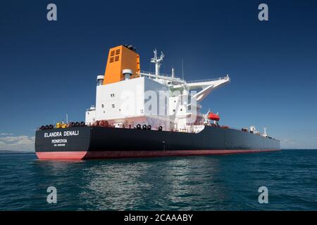 La petroliera Elandra Denali si ancorò al largo della costa meridionale del Devon durante l'epidemia di coronavirus. La nave è una petroliera per il petrolio greggio lunga 330 m e lunga 60 m. Foto Stock