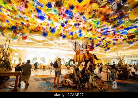 Las Vegas, 2 AGOSTO 2020 - Vista interna della lobby con una statua di samurai giapponese nel Bellagio Hotel and Casino Foto Stock