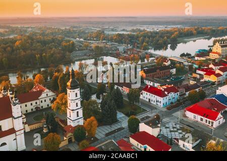 Pinsk, regione di Brest, Bielorussia. Paesaggio urbano di Pinsk Skyline In autunno la mattina. Vista panoramica del Duomo di nome della Beata Vergine Maria e il Monastero Foto Stock