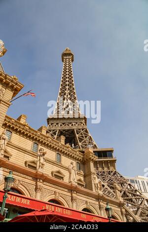 Las Vegas, 2 AGOSTO 2020 - Sunny view of the Paris Las Vegas Foto Stock