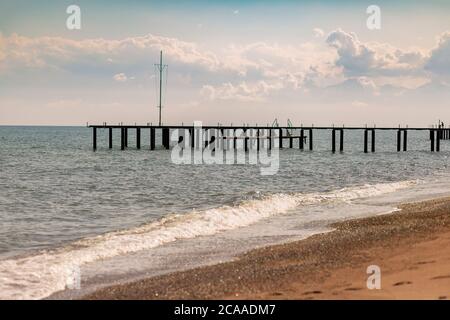 Piccole onde e impalcature sul mare ad Antalya Foto Stock