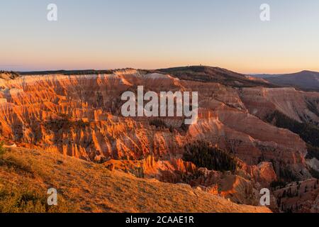 Splendido paesaggio visto da Chessman Ridge che si affaccia sul Cedar Breaks National Monument a Utah, USA Foto Stock