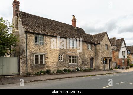 Edificio classificato di grado II nel villaggio di Lacock che include un ex smithy ora un rifugio di autobus, West Street, Lacock, Wiltshire, Inghilterra, Regno Unito Foto Stock