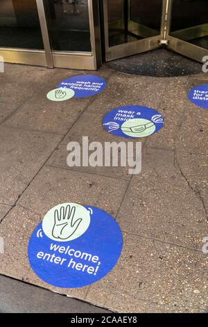 Segnaletica Wayfinding che ricorda alle persone di osservare i protocolli di allontanamento sociale a Lower Manhattan a New York domenica 2 agosto 2020. (© Richard B. Levine) Foto Stock