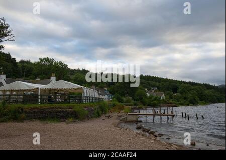 Dores, Loch Ness, Scozia, Regno Unito. 5 agosto 2020. Nella foto: Il Dories Inn ha appositamente installato tende all'aperto che consentono ai clienti di gustare un drink mentre si allontanano dal sociale. Le persone che godono di un drink tranquillo in un ambiente tranquillo e bello dove il pub does Inn si trova sul Loch Ness. Viste di 23 miglia di acqua aperta dove si dice che il mostro di Loch Ness viva nelle acque scure di Loch Ness. Credit: Colin Fisher/Alamy Live News Foto Stock