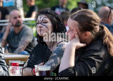 Membri del pubblico al festival Jokelan Närkästysjuhlat di Tuusula, Finlandia Foto Stock