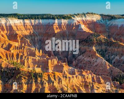 Splendido paesaggio visto da Chessman Ridge che si affaccia sul Cedar Breaks National Monument a Utah, USA Foto Stock