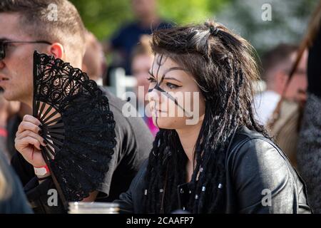 Giovane donna goth con pittura del viso e ventilatore a mano pieghevole Foto Stock