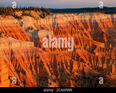 Splendido paesaggio visto da Chessman Ridge che si affaccia sul Cedar Breaks National Monument a Utah, USA Foto Stock