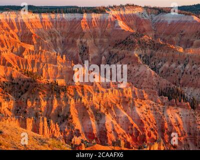 Splendido paesaggio visto da Chessman Ridge che si affaccia sul Cedar Breaks National Monument a Utah, USA Foto Stock