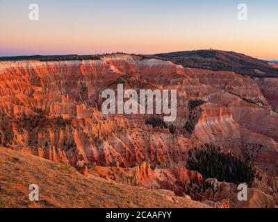 Splendido paesaggio visto da Chessman Ridge che si affaccia sul Cedar Breaks National Monument a Utah, USA Foto Stock