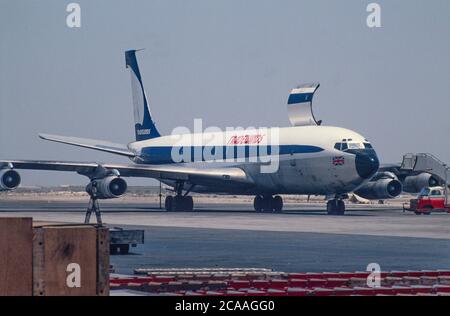 Immagine d'archivio: Aeroporto internazionale di Dubai, fotografato nel 1979 prima del suo sviluppo in un importante hub. Un aereo da trasporto Tradewinds Boeing 707-320C si trova sulla asfalto con la porta di carico aperta. Credito: Malcolm Park Foto Stock