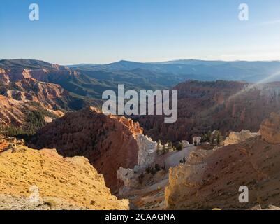 Splendido paesaggio visto da Chessman Ridge che si affaccia sul Cedar Breaks National Monument a Utah, USA Foto Stock