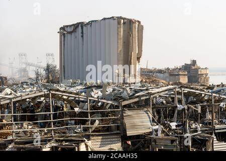 Silos di grano danneggiato nel porto di Beirut che è stato completamente distrutto dopo una massiccia esplosione ha scosso Beirut il 4 agosto 2020, Libano Foto Stock