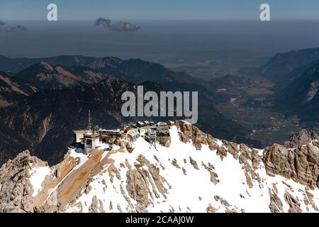 Bergstation der Seilbahn auf dem Gipfel der Zugspitze bei Garmisch-Partenkirchen im Bundesland Bayern Foto Stock