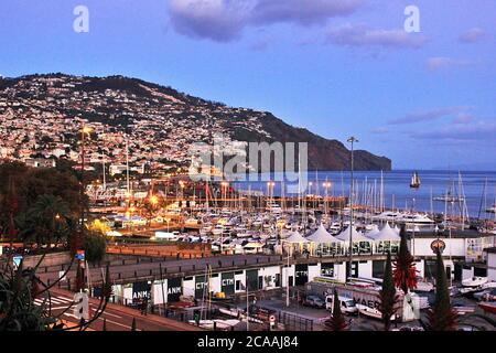 Luci serali presso il porto di Marina Funchal sul lungomare di Funchal, Madeira in Portogallo. Foto Stock