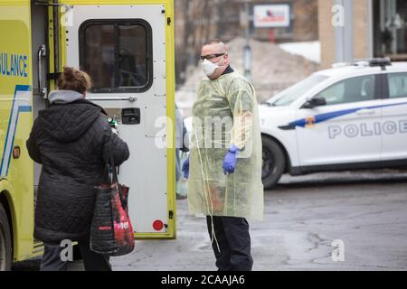 Paramedici prendere precauzioni quando si tratta di wit Foto Stock