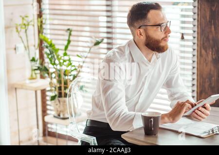 Maschio caucasico bel cliente indossare occhiali lettura contratto di vendita, facendo ipotecario prestito investimento immobiliare concetto di acquisto, vista ravvicinata Foto Stock