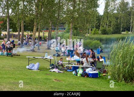 Famiglie musulmane che celebrano l'Eid al lago Willen a Milton Keynes con cibi, tavoli e carni cotte Foto Stock