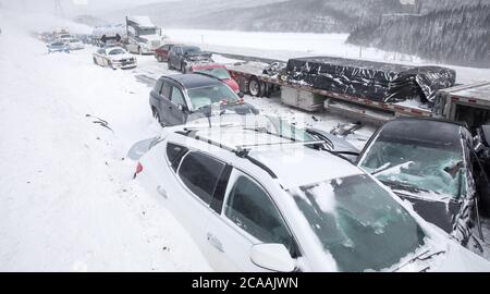 Pileup - Multi crash su strada con tempesta di neve Foto Stock