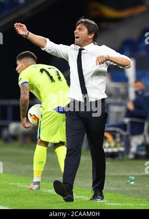 Gelsenkirchen, Germania. 05 agosto 2020. Calcio: Europa League, Inter Milan - FC Getafe, round di knockout, round di sedici all'Arena AufSchalke. Il coach di Inter Antonio Conte dà le istruzioni. Credit: Bernd Thissen/dpa/Alamy Live News Foto Stock