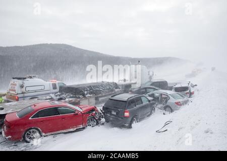 Pileup - Multi crash su strada con tempesta di neve Foto Stock