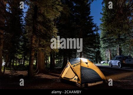 Cedar City, 31 LUGLIO 2020 - Vista notturna di una tenda LOGOS al Duck Creek Campground Foto Stock