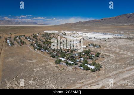 EMPIRE, NEVADA, STATI UNITI - 04 luglio 2020: Una tempesta di polvere si snoda sulla playa dietro la vicina città aziendale di Empire, Nevada, lungo l'autostrada 447. Foto Stock