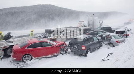 Pileup - Multi crash su strada con tempesta di neve Foto Stock