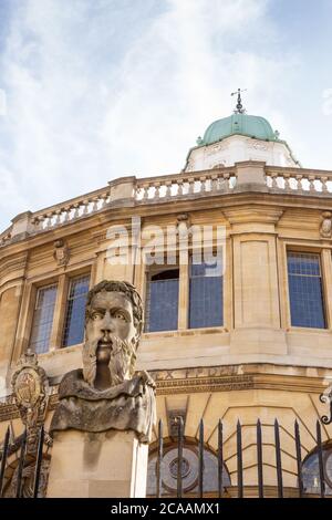 Ci sono tredici colonne quadrate sormontate da busti testa e spalla che segnano il confine anteriore del teatro sheldonian di oxford Foto Stock