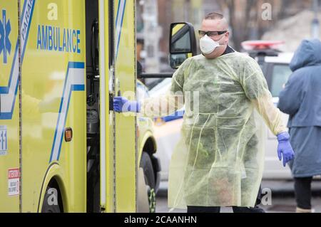 Paramedici prendere precauzioni quando si tratta di wit Foto Stock