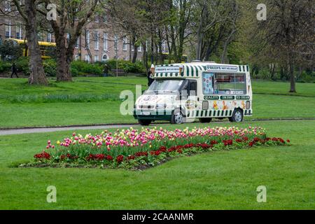 Gelateria e tulipani nei giardini di Merrion Square a Dublino, Irlanda Foto Stock